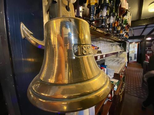 桑德维奇The Five Bells, Eastry的酒吧里一个大的金钟
