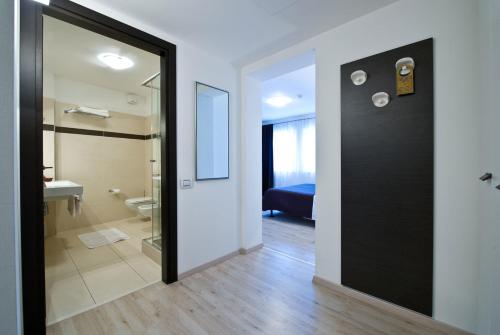 布亚卡耶塔酒店的带淋浴、卫生间和门的浴室