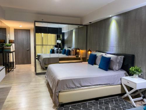 日惹Lavenderbnb Room 8 at Mataram City的一间卧室配有两张带蓝色枕头的床