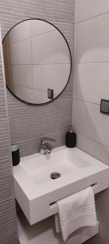 圣地亚哥-杜卡森Alojamento Local - Covas的浴室设有白色水槽和镜子
