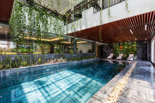 宁平Liberty Hall Tam Coc Hotel & Villa的一座建筑物中央的游泳池