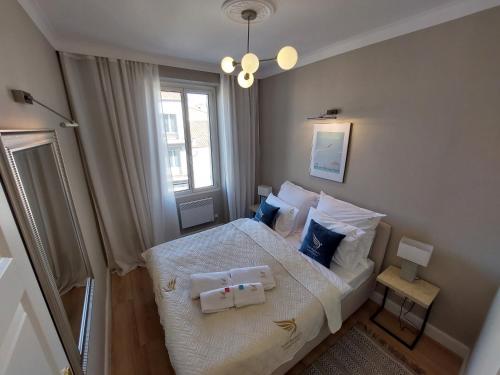 Saint Raphael's apartment, classé 3 étoiles客房内的一张或多张床位