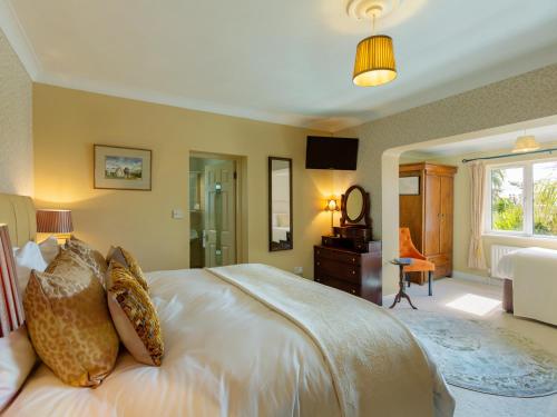 阿德莫尔新城农场酒店的卧室设有一张白色大床和一扇窗户。