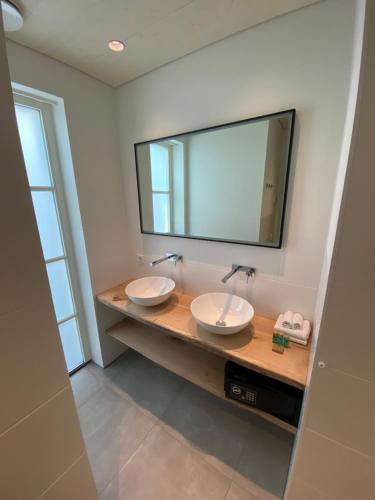 戈伊斯Slot Oostende的一间带两个盥洗盆和大镜子的浴室