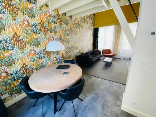 戈伊斯Slot Oostende的配有桌椅和壁画的房间