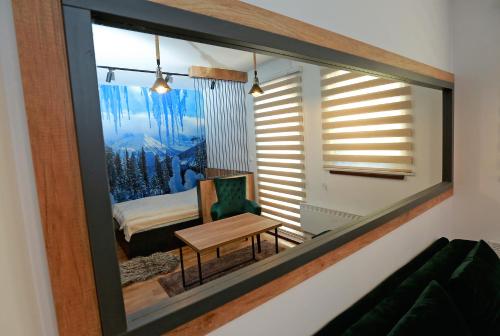 亚霍里纳Apartman KUTAK Jahorina的一张床位和一张桌子,镜子里