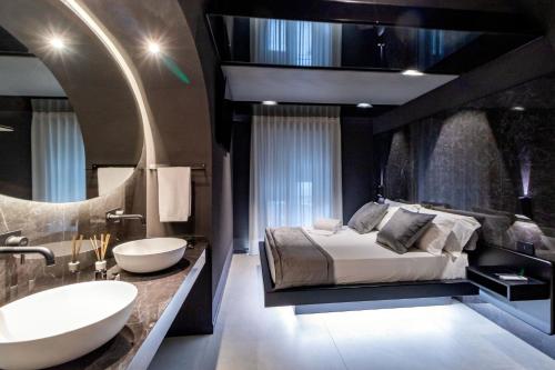 4 Suites " unconventional living rooms "的一间浴室