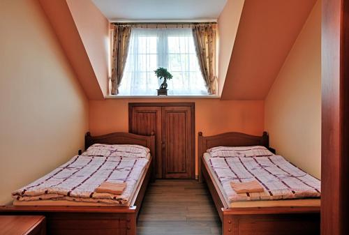 Poddubí卡利斯特庄园酒店 的小型客房 - 带2张床和窗户