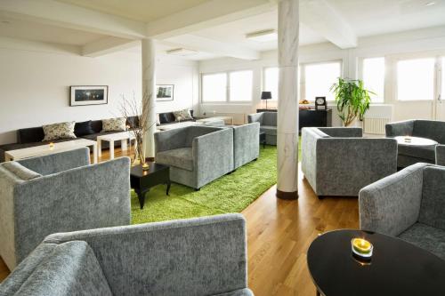 韦克舍Sure Hotel by Best Western Ojaby Herrgard的带沙发和桌子的等候室