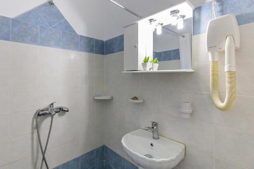 斯科派洛斯阿尔戈欧尼酒店的一间带水槽和卫生间的浴室