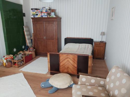 派尔努家庭度假公寓的一间小卧室,配有一张床和一把椅子