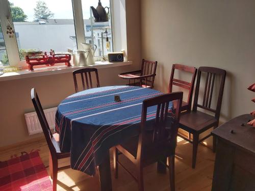 派尔努家庭度假公寓的一间配备有蓝色桌子和椅子的用餐室