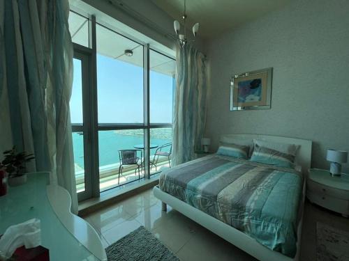 luxury studio with amazing seaview客房内的一张或多张床位