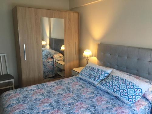 桑坦德Apartamento Playa del Sardinero的一间卧室配有一张床和一面大镜子