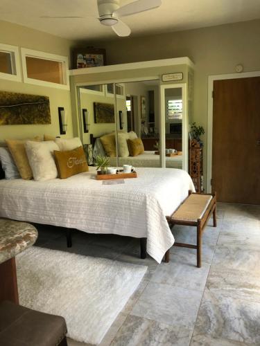 卡帕阿神秘园酒店的一间卧室设有一张大床和一个大镜子