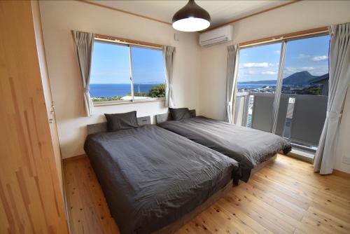 KamegawaBep one the house with ocean view的一间卧室设有一张床,享有海景