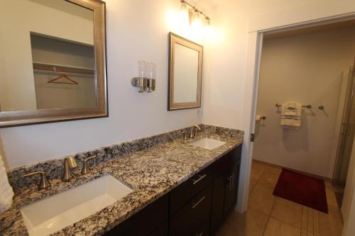 戈尔德比奇The Springs at Deerhaven的浴室设有2个水槽和镜子