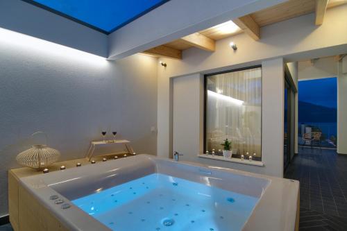 约阿尼纳Selin Luxury Residences的窗户客房内的大浴缸