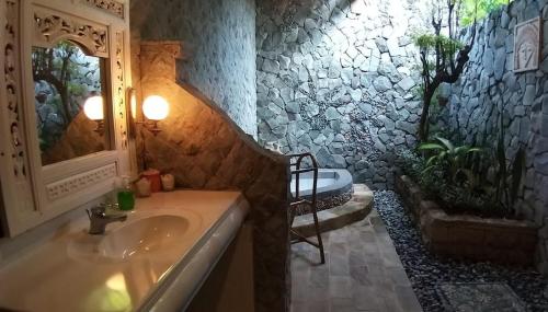 Rambutan Hotel的一间浴室