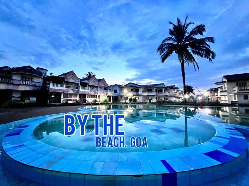 比纳里姆Villa By The Beach Goa的度假村前的大型游泳池