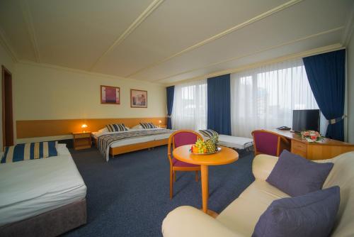 布拉格布拉格顶级酒店的酒店客房设有两张床和一张桌子。