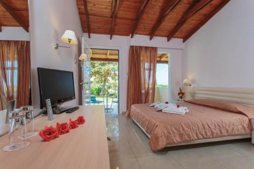 帕萨里迪Aegean View Aqua Resort的一间卧室,配有一张桌子上的红色玫瑰床