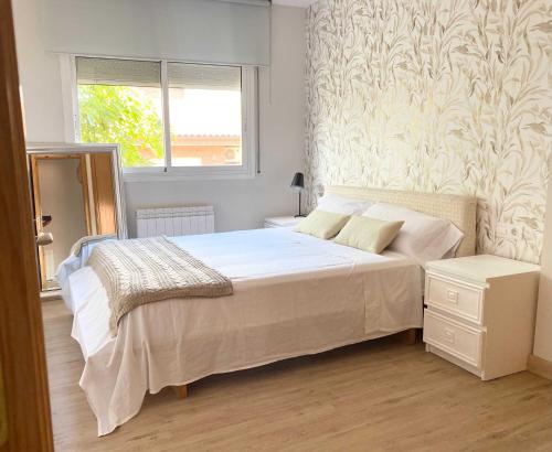 圣佩德罗-德里瓦斯Rocamar Villa Private Pool & 5min to the Beach by Olala Homes的卧室设有一张白色大床和一扇窗户。