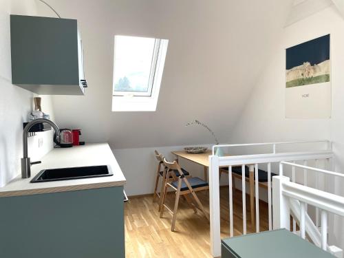 Bright + Cozy Dachgeschoß Maisonette im Zentrum的厨房或小厨房
