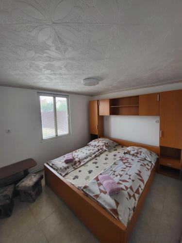 蒂萨新城Alexandra vendégház的一间卧室,卧室内配有一张大床