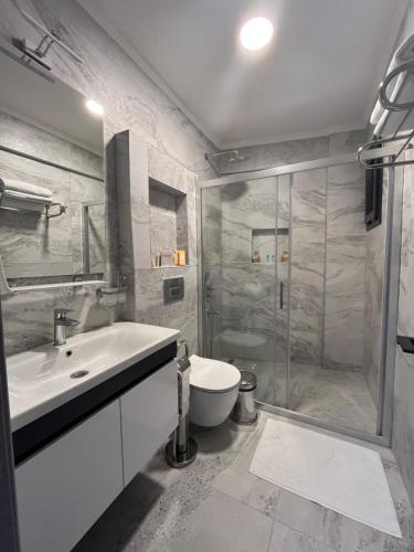 费特希耶FABL HAUS的带淋浴、盥洗盆和卫生间的浴室