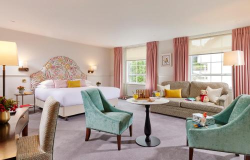 金塞尔Actons Hotel Kinsale的一间卧室设有一张床和一间客厅。