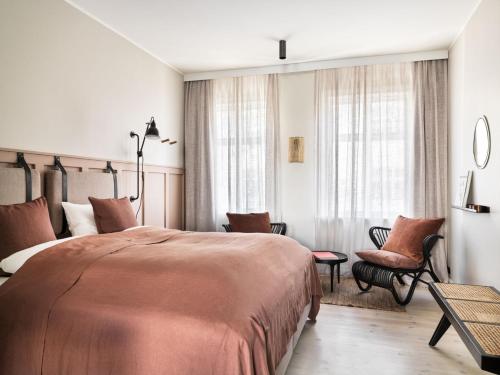 雷克雅未克46heima Boutique Apartments的酒店客房带一张大床和椅子