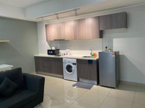 塞贝维HA12 Cyberjaya, Netflix, Wifi, Free Parking, 3023的厨房配有冰箱和洗衣机。