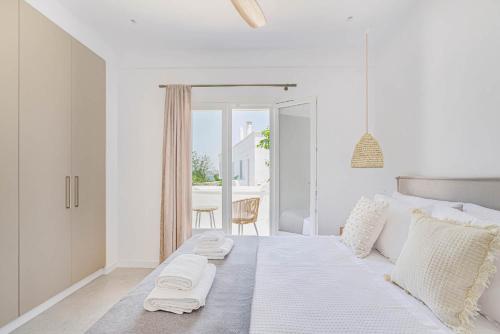 斯派赛斯Pearl House - Luxurious new beach villa in Spetses stunning view的白色卧室,配有带毛巾的床