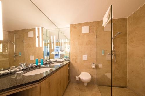 诺德奈德国米歇尔斯斯特兰德酒店的一间带两个盥洗盆和淋浴的浴室