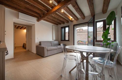 威尼斯Venice Campo del Ghetto Novo - Lovely apartment with canal view的客厅配有桌子和沙发