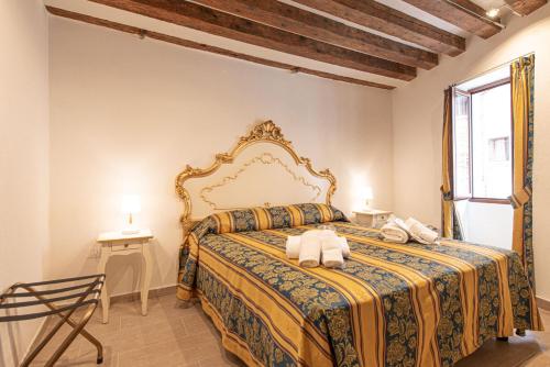 Venice Campo del Ghetto Novo - Lovely apartment with canal view客房内的一张或多张床位