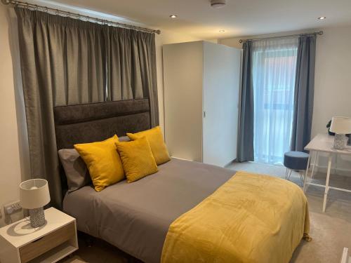 利兹Lovely 2 Bed apartment in Leeds centre (Netflix)的一间卧室配有一张带黄色枕头的大床