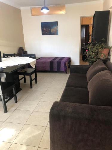 卡塔马卡Departamento Ensueño的客厅配有沙发和1张床