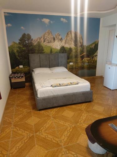 塞凡Hayots Ojakh的一间卧室配有一张壁画床