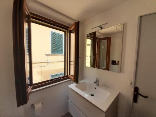 马西亚娜马里纳Il Rifugio del Pescatore的一间带水槽和镜子的浴室以及窗户。
