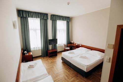 布拉格奥尔顿酒店的酒店客房设有两张床和电视。