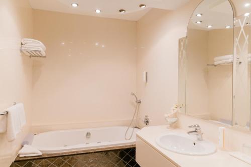利马索尔伊莱亚斯海滨酒店的白色的浴室设有浴缸和水槽。