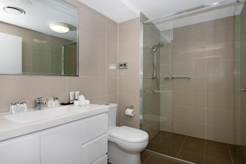 汤斯维尔倾城酒店及公寓的浴室配有卫生间水槽和淋浴。
