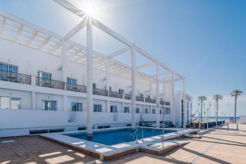 圣何塞Hotel Don Ignacio的一座带游泳池的大型白色建筑