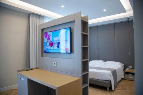 米拉贝拉厄克兰诺Hotel Ristorante Aeclanum的客房设有一张床和一台平面电视。