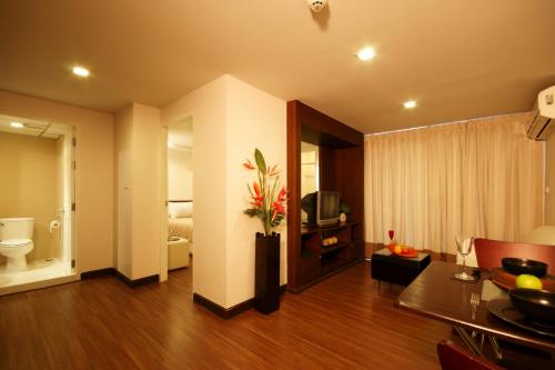 曼谷沙吞爱逸酒店 - SHA Plus的客厅设有卫生间和电视。