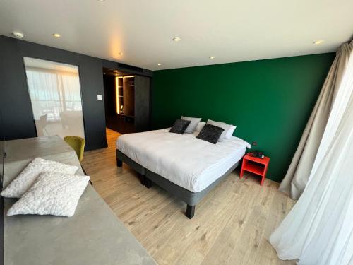 艾克斯莱班阿德尔菲亚码头酒店及Spa的一间卧室设有一张床和绿色的墙壁