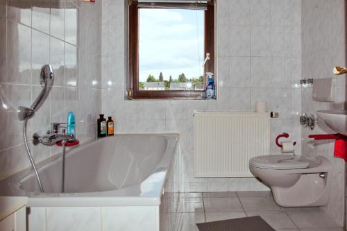 TriebesIn Triebes的带浴缸、卫生间和窗户的浴室