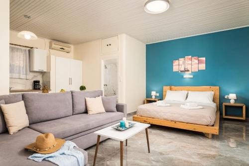 萨摩斯Sea Salt Apartments的客厅配有沙发和1张床